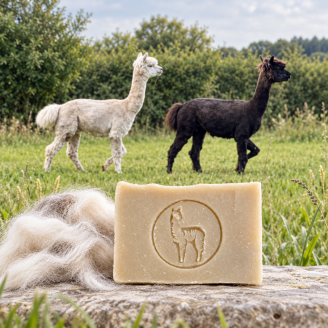Helles und dunkles Alpaka aus der Nachbarschaft mit handgesiedeter Alpaka-Naturseife