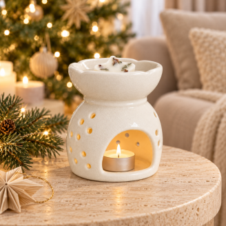 Weihnachtliche Aromalampe mit weißem Duftstern im Wohnzimmer